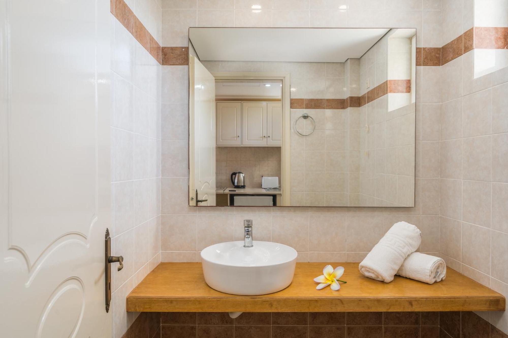 Manousis Aparthotel Циливи Екстериор снимка