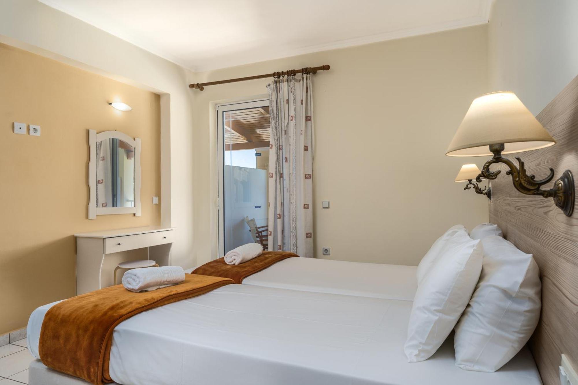 Manousis Aparthotel Циливи Екстериор снимка
